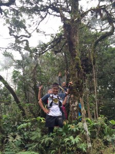 Heading to Puncak Impressa and Puncak 3 - cliffs on both sides